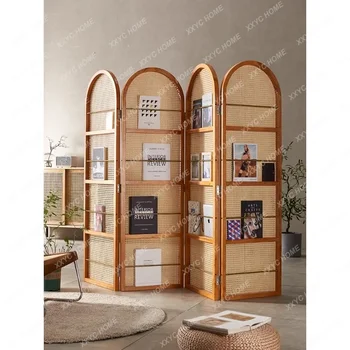 Книжная полка для журналов по искусству в стиле ретро, закрывающая вход в гостиную небольшой квартиры, простая ширма для сиденья