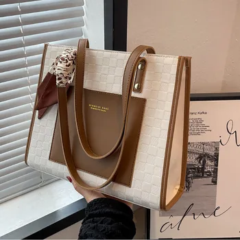 Простая сумка-тоут большой емкости, модная сумка для пригородных поездок в корейском стиле, 2023 Новая женская портативная сумка высокого класса из искусственной кожи.